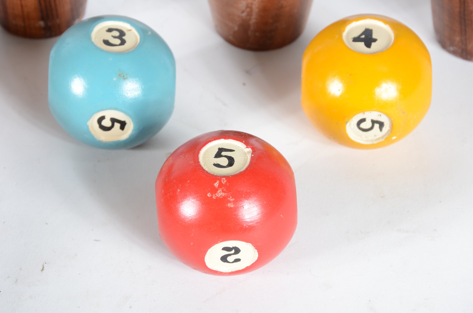 Antigo jogo com 3 garrafas de madeira e 6 bolas, sendo tres delas... - foto 4 de 8