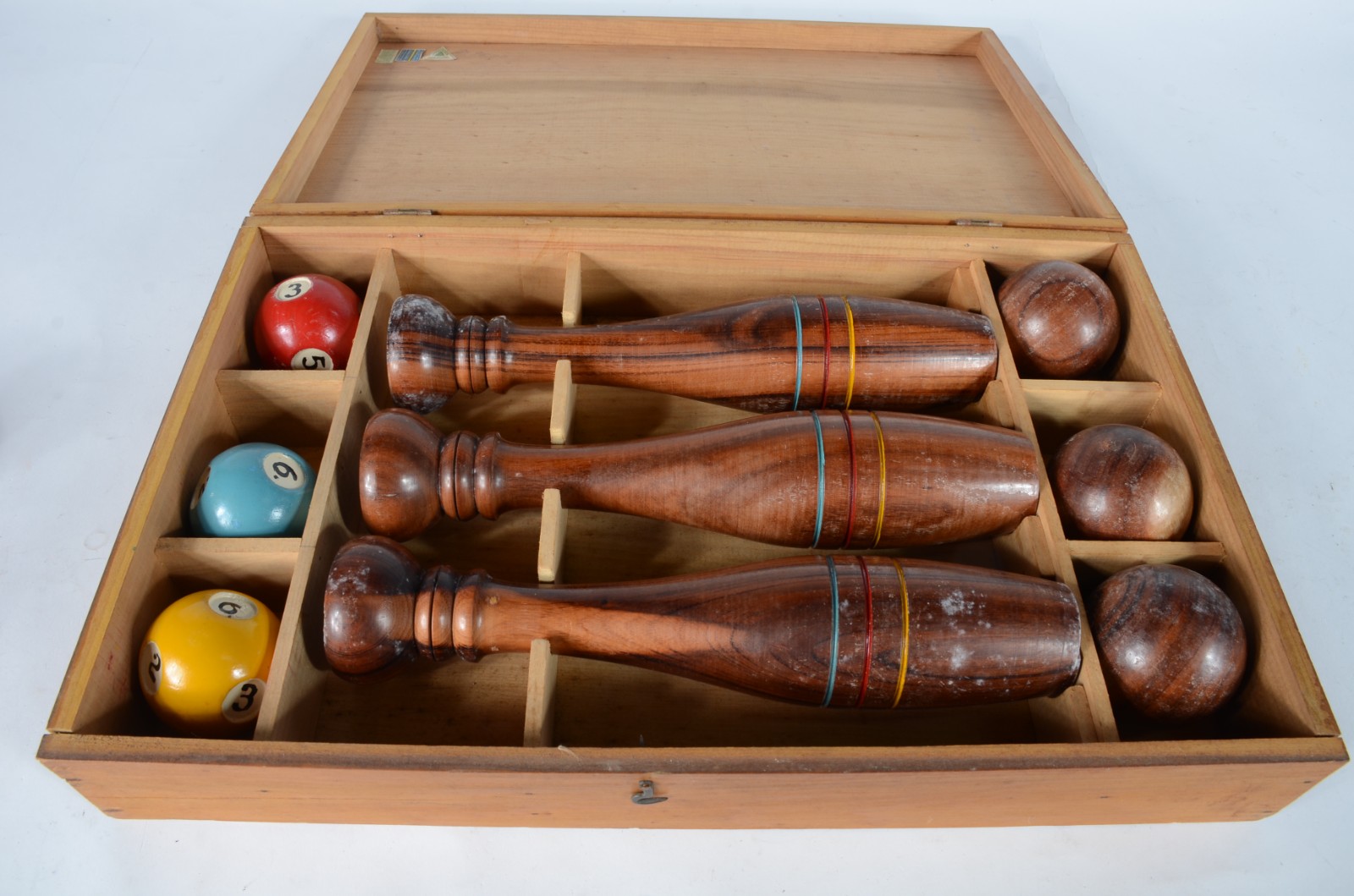 Antigo jogo com 3 garrafas de madeira e 6 bolas, sendo tres delas... - foto 6 de 8