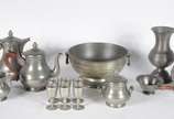 Diversas peças de estanho, sendo: bowl, jarra, ... - Diversas peças de estanho, sendo: bowl, jarra, 2 bules, açucareiro, leiteira, cinzeiro com alça de madeira e licoreira com 6 cálices. Total: 14 ...