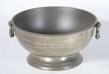 Diversas peças de estanho, sendo: bowl, jarra, ... - Diversas peças de estanho, sendo: bowl, jarra, 2 bules, açucareiro, leiteira, cinzeiro com alça de madeira e licoreira com 6 cálices. Total: 14 ...