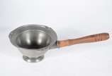 Diversas peças de estanho, sendo: bowl, jarra, ... - Diversas peças de estanho, sendo: bowl, jarra, 2 bules, açucareiro, leiteira, cinzeiro com alça de madeira e licoreira com 6 cálices. Total: 14 ...