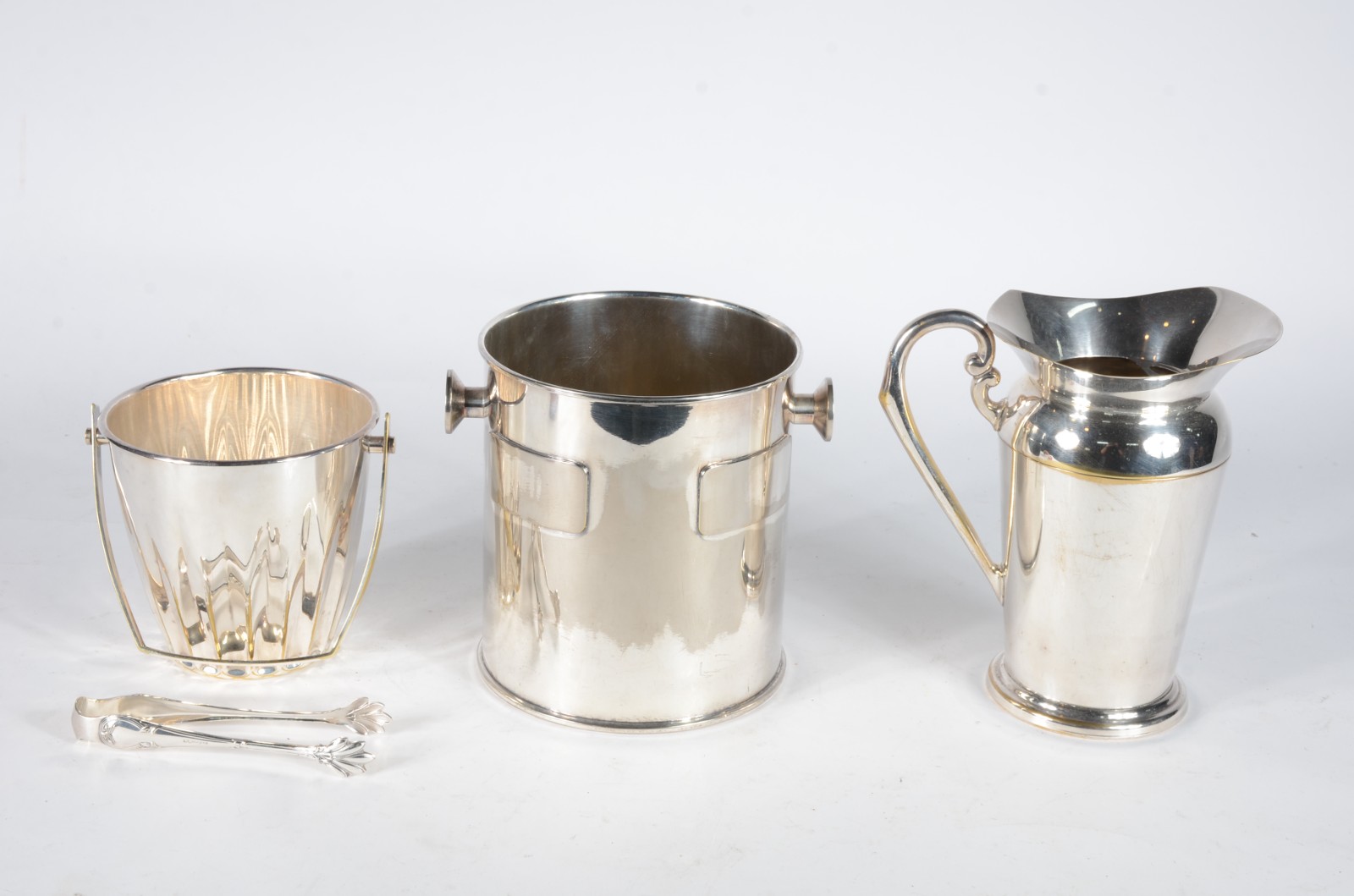 Três peças de metal prateado, sendo: wine cooler, jarra para água e... - foto 1 de 8