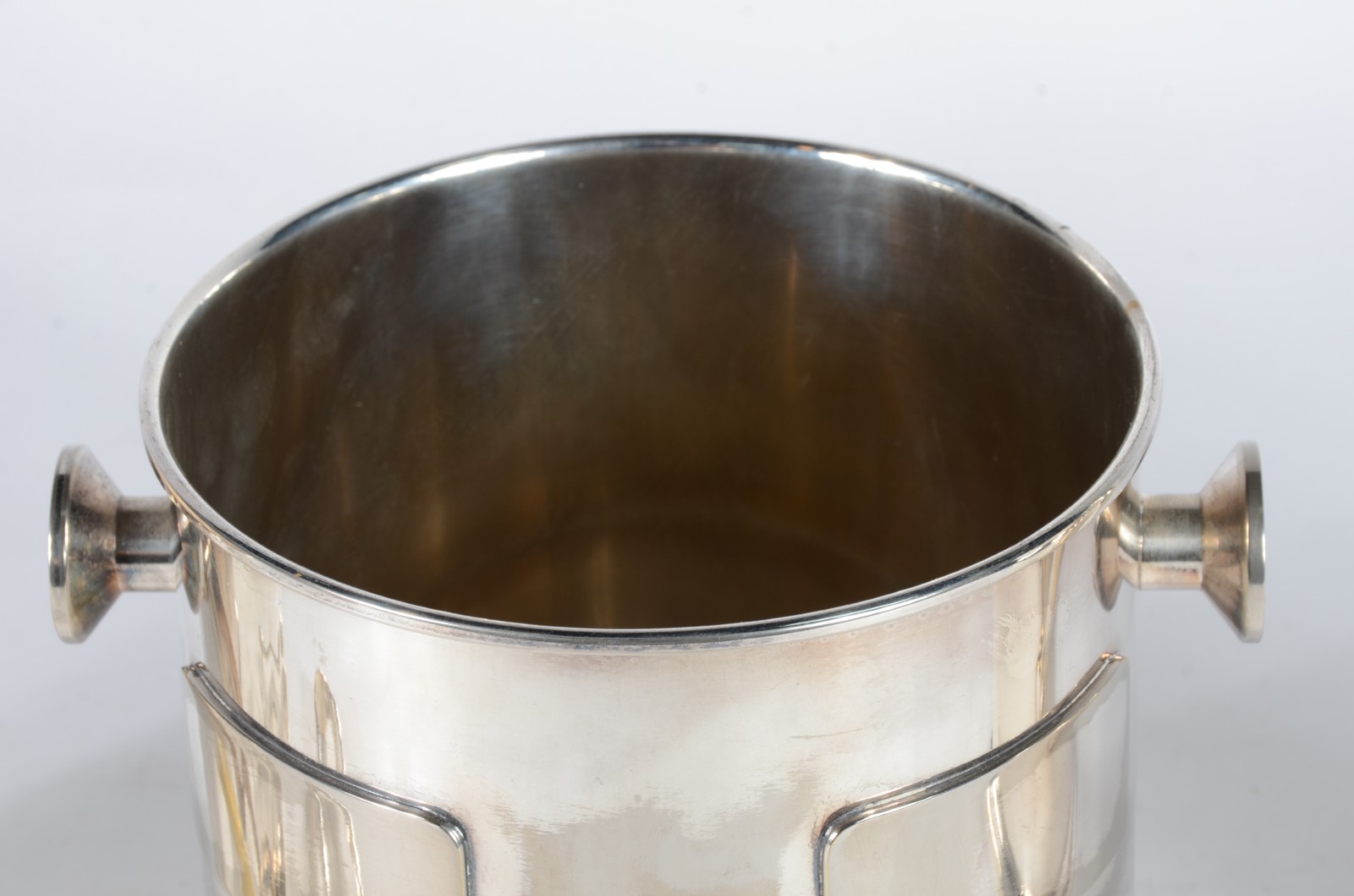 Três peças de metal prateado, sendo: wine cooler, jarra para água e... - foto 3 de 8