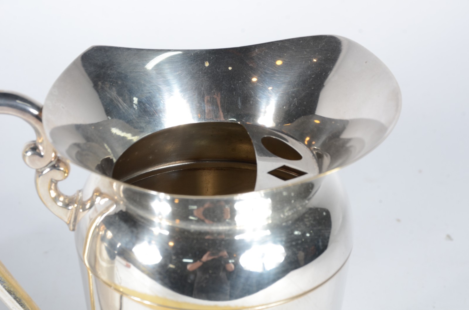 Três peças de metal prateado, sendo: wine cooler, jarra para água e... - foto 4 de 8