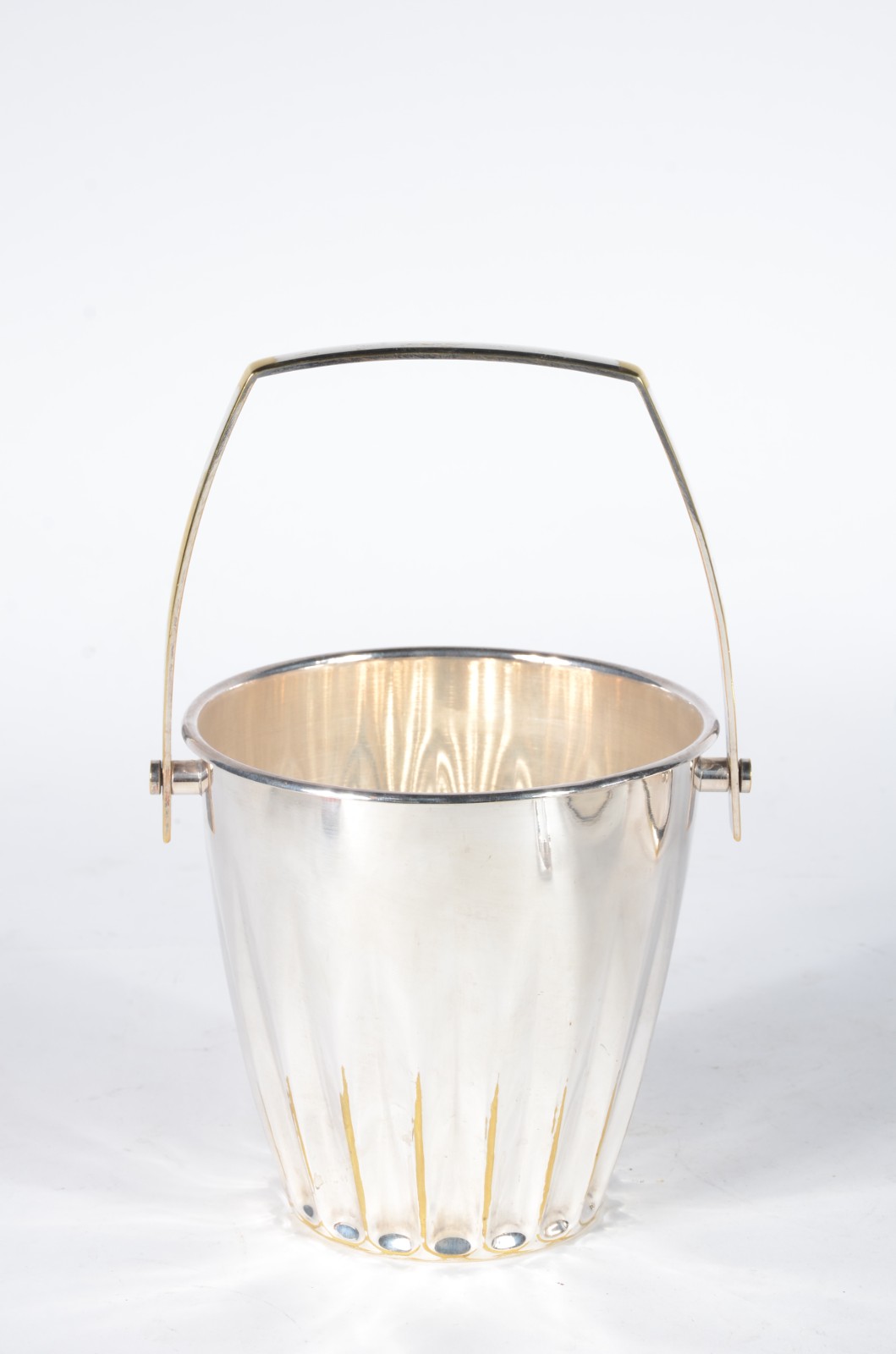 Três peças de metal prateado, sendo: wine cooler, jarra para água e... - foto 5 de 8