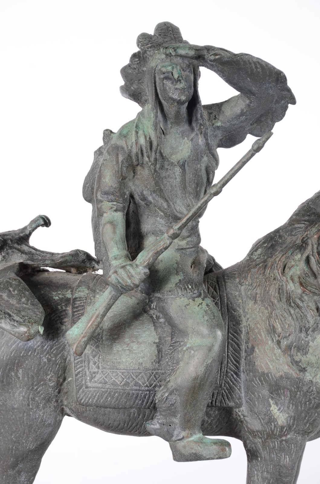 Escultura de metal patinado representando índio a cavalo. Desgastes. - foto 4 de 7