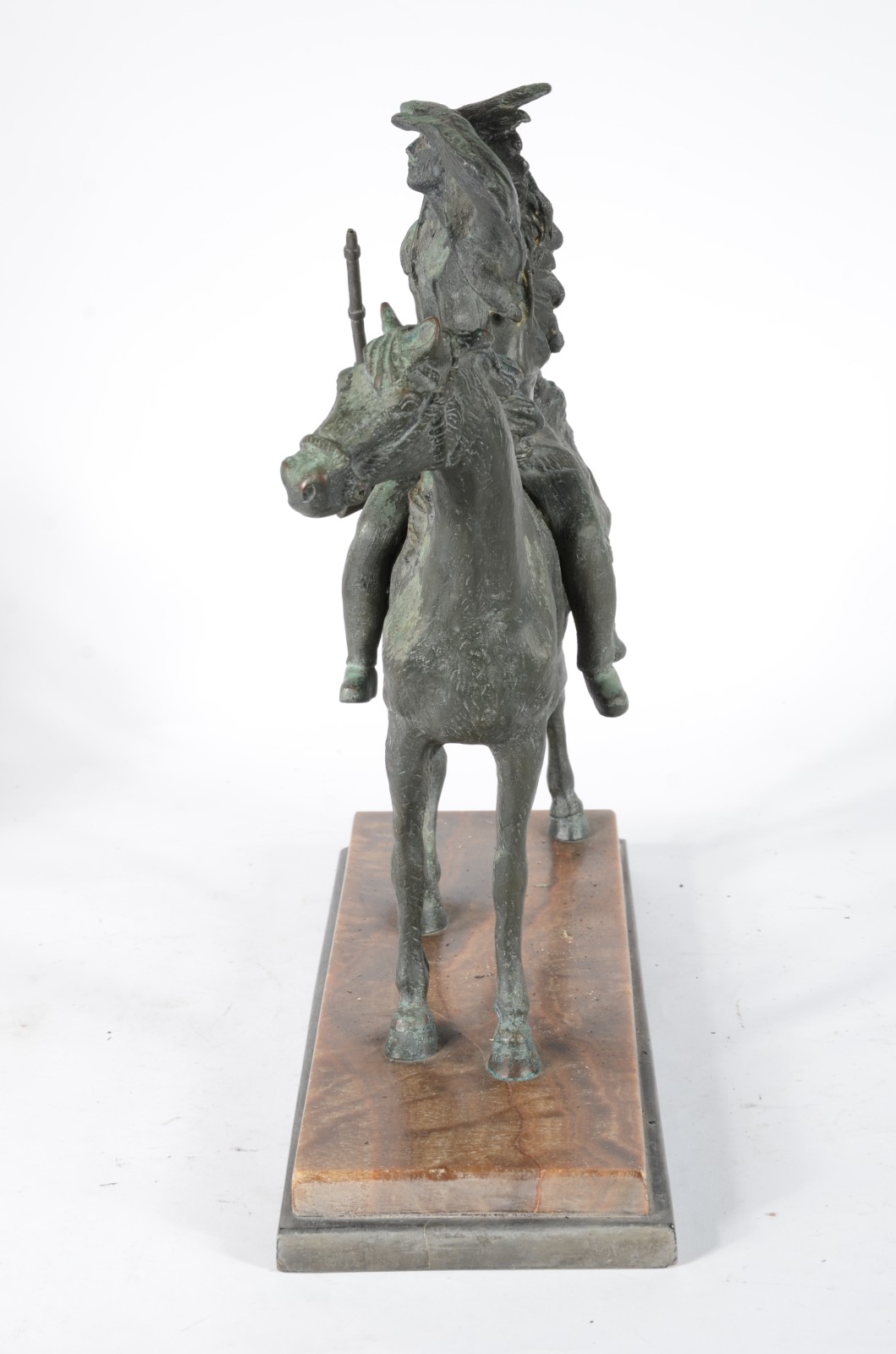 Escultura de metal patinado representando índio a cavalo. Desgastes. - foto 7 de 7