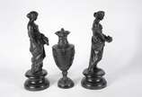 Diversas peças, sendo: duas figuras femininas e... - Diversas peças, sendo: duas figuras femininas e ânfora de metal Desgastes.