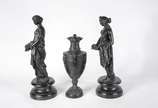 Diversas peças, sendo: duas figuras femininas e... - Diversas peças, sendo: duas figuras femininas e ânfora de metal Desgastes.