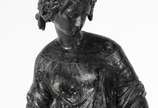 Diversas peças, sendo: duas figuras femininas e... - Diversas peças, sendo: duas figuras femininas e ânfora de metal Desgastes.