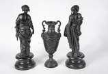 Diversas peças, sendo: duas figuras femininas e... - Diversas peças, sendo: duas figuras femininas e ânfora de metal Desgastes.