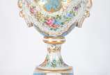 Limoges (1771),  - Ânfora de porcelana francesa decorada com guirlandas florais em policromia e realces dourados sobre fundo azul turquesa. Século XIX.