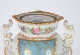 Limoges (1771),  - Ânfora de porcelana francesa decorada com guirlandas florais em policromia e realces dourados sobre fundo azul turquesa. Século XIX.