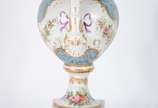 Limoges (1771),  - Ânfora de porcelana francesa decorada com guirlandas florais em policromia e realces dourados sobre fundo azul turquesa. Século XIX.