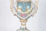 Limoges (1771),  - Ânfora de porcelana francesa decorada com guirlandas florais em policromia e realces dourados sobre fundo azul turquesa. Século XIX.