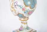 Limoges (1771),  - Ânfora de porcelana francesa decorada com guirlandas florais em policromia e realces dourados sobre fundo azul turquesa. Século XIX.
