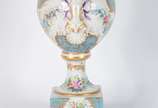 Limoges (1771),  - Ânfora de porcelana francesa decorada com guirlandas florais em policromia e realces dourados sobre fundo azul turquesa. Século XIX.