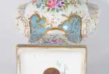 Limoges (1771),  - Ânfora de porcelana francesa decorada com guirlandas florais em policromia e realces dourados sobre fundo azul turquesa. Século XIX.
