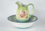 VILLEROY & BOCH,  - Gomil com bacia de porcelana alemã Villeroy & Boch decorado com flores em policromia sobre fundo verde degradé. Fundo do gomil com fio de cabelo. Baci