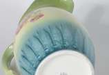 VILLEROY & BOCH,  - Gomil com bacia de porcelana alemã Villeroy & Boch decorado com flores em policromia sobre fundo verde degradé. Fundo do gomil com fio de cabelo. Baci