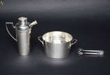 Três peças de metal inglês Mappin Webb, sendo b... - Três peças de metal inglês Mappin Webb, sendo balde para gelo (altura 10 cm e diâmetro boca 17 cm) com pegador e coqueteleira (altura 21 cm).