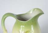 VILLEROY & BOCH,  - Gomil com bacia de porcelana alemã Villeroy & Boch decorado com flores em policromia sobre fundo verde degradé. Fundo do gomil com fio de cabelo. Baci