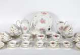 KPM (1831-1971),  - Serviço de chá e café de porcelana polonesa KPM, decoração floral em policromia e frisos dourados, composto de: 11 xícaras de chá com pires, 11 xícara