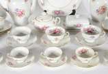 KPM (1831-1971),  - Serviço de chá e café de porcelana polonesa KPM, decoração floral em policromia e frisos dourados, composto de: 11 xícaras de chá com pires, 11 xícara