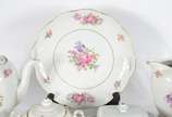 KPM (1831-1971),  - Serviço de chá e café de porcelana polonesa KPM, decoração floral em policromia e frisos dourados, composto de: 11 xícaras de chá com pires, 11 xícara
