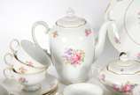 KPM (1831-1971),  - Serviço de chá e café de porcelana polonesa KPM, decoração floral em policromia e frisos dourados, composto de: 11 xícaras de chá com pires, 11 xícara