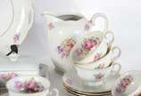 KPM (1831-1971),  - Serviço de chá e café de porcelana polonesa KPM, decoração floral em policromia e frisos dourados, composto de: 11 xícaras de chá com pires, 11 xícara