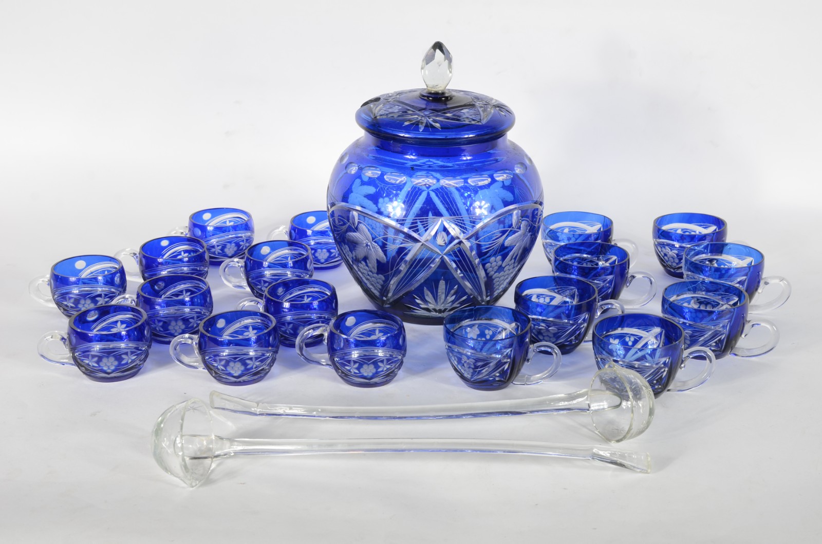 Poncheira de cristal doublé azul lapidada com 8 canecas e duas... - foto 1 de 10