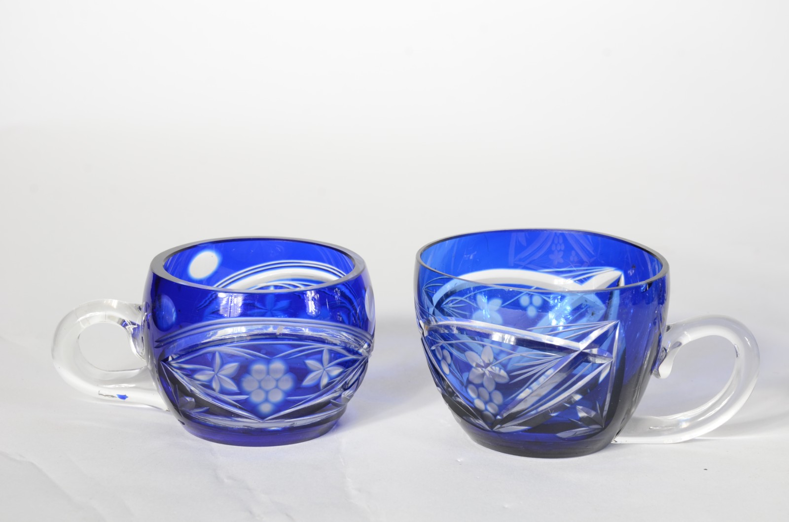 Poncheira de cristal doublé azul lapidada com 8 canecas e duas... - foto 3 de 10
