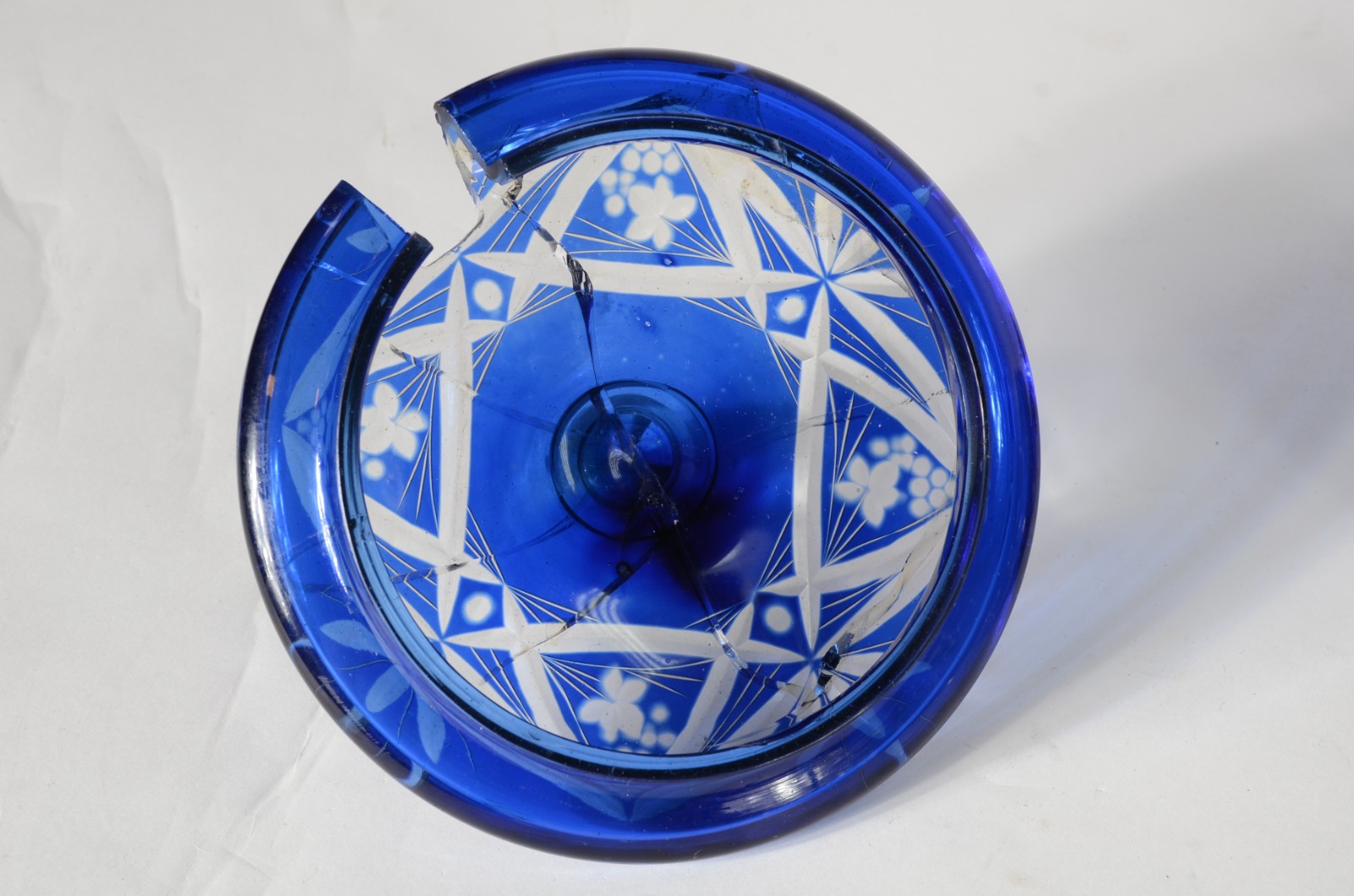 Poncheira de cristal doublé azul lapidada com 8 canecas e duas... - foto 5 de 10