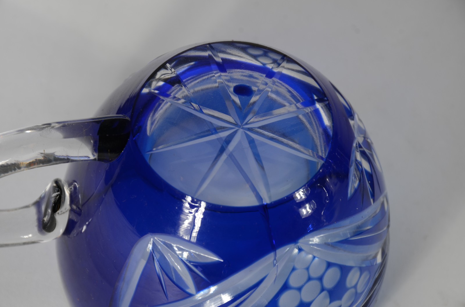 Poncheira de cristal doublé azul lapidada com 8 canecas e duas... - foto 6 de 10