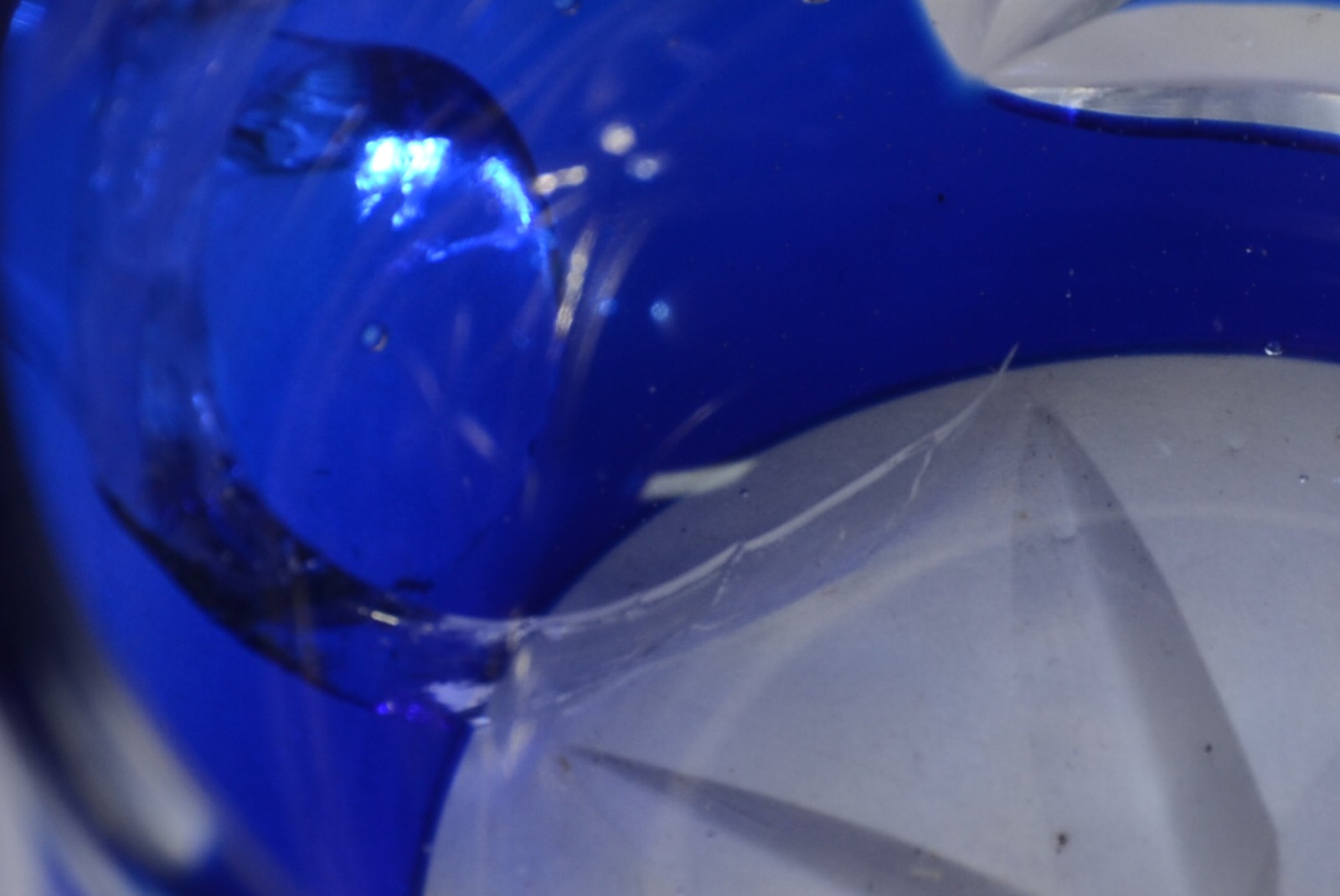 Poncheira de cristal doublé azul lapidada com 8 canecas e duas... - foto 9 de 10