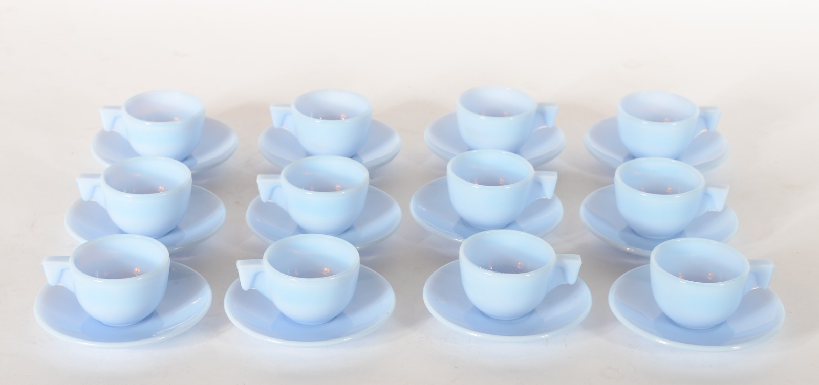 Conjunto com 12 xícaras de café com pires de opalina azul, anos 50. - foto 1 de 3