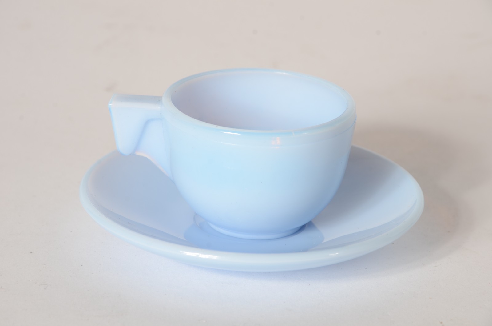 Conjunto com 12 xícaras de café com pires de opalina azul, anos 50. - foto 2 de 3
