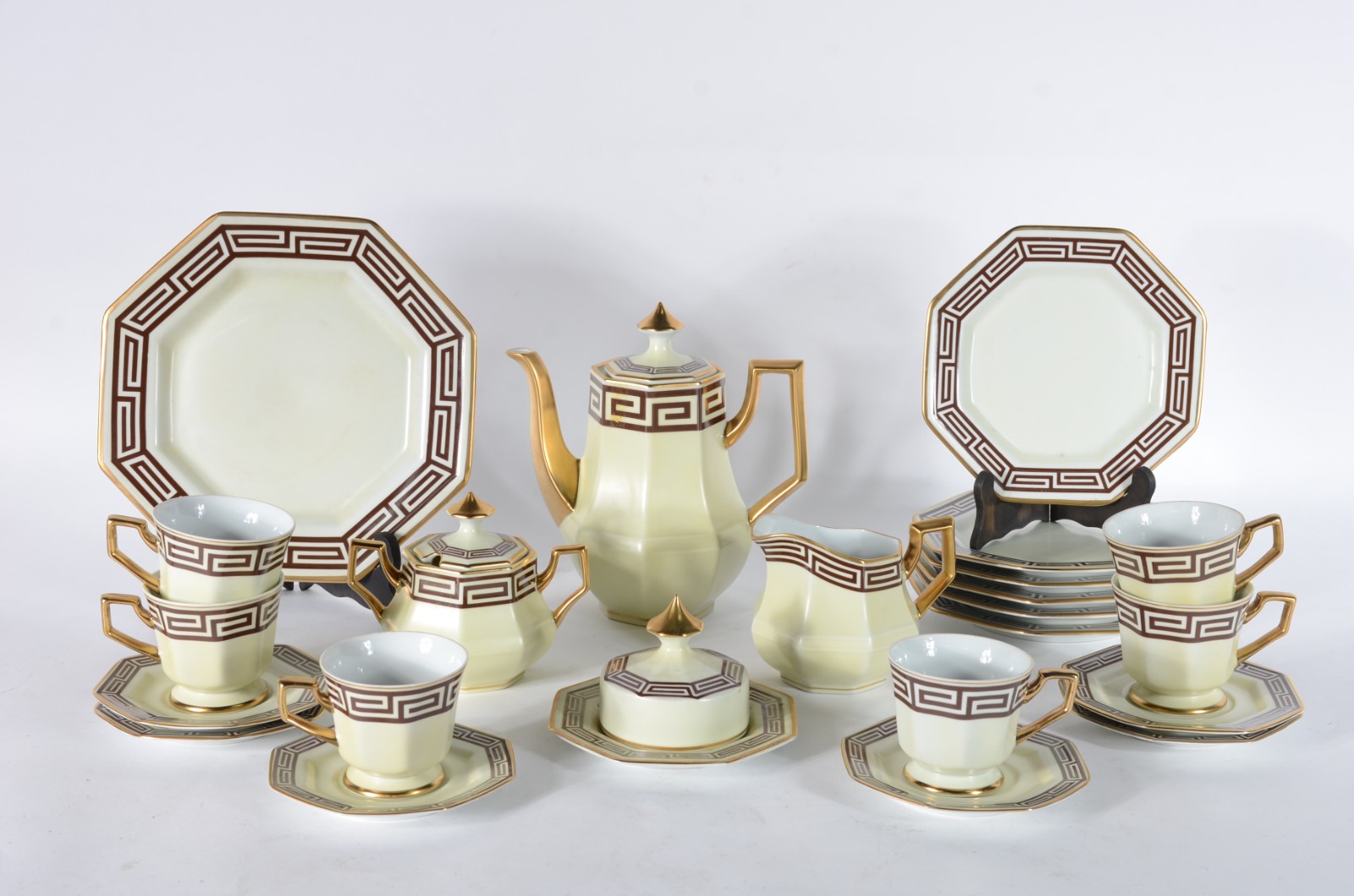Serviço de chá de porcelana "Patria" na cor bege borda decoradas com... - foto 1 de 7