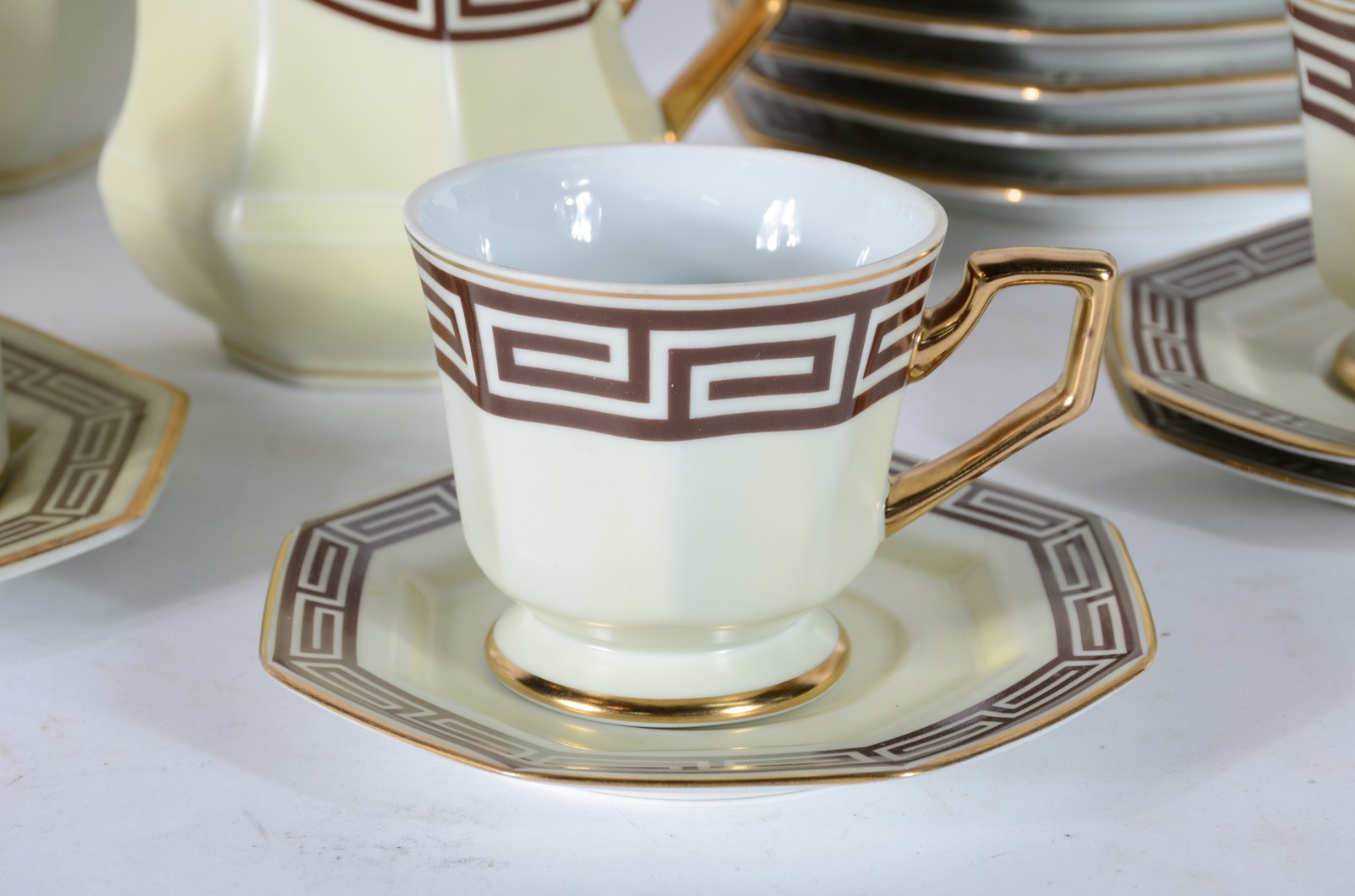 Serviço de chá de porcelana "Patria" na cor bege borda decoradas com... - foto 3 de 7