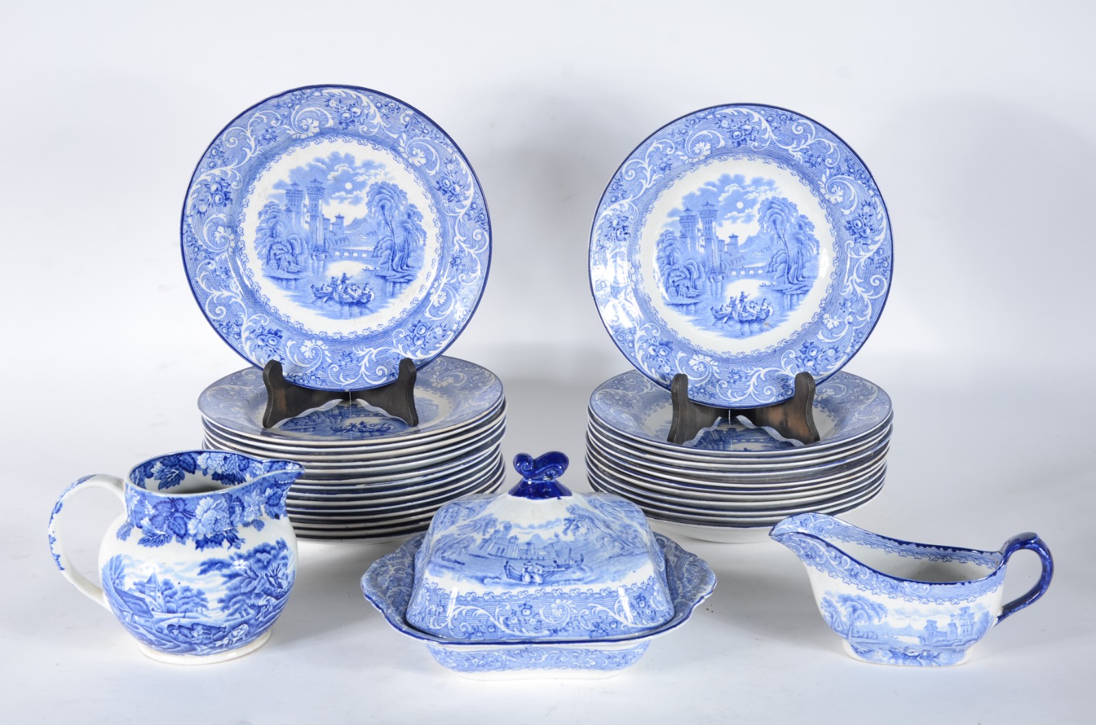 Serviço de jantar de faiança inglesa azul e branca, composto de: 14... - foto 1 de 11