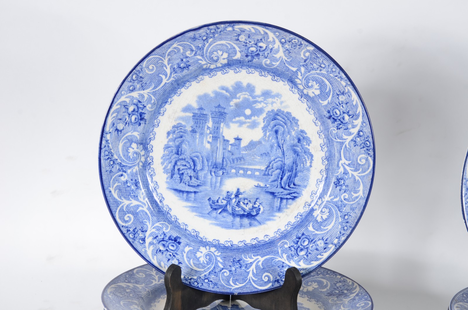 Serviço de jantar de faiança inglesa azul e branca, composto de: 14... - foto 2 de 11