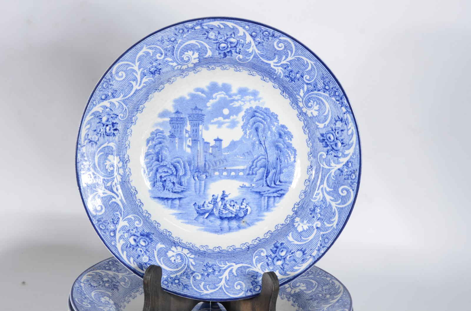 Serviço de jantar de faiança inglesa azul e branca, composto de: 14... - foto 3 de 11