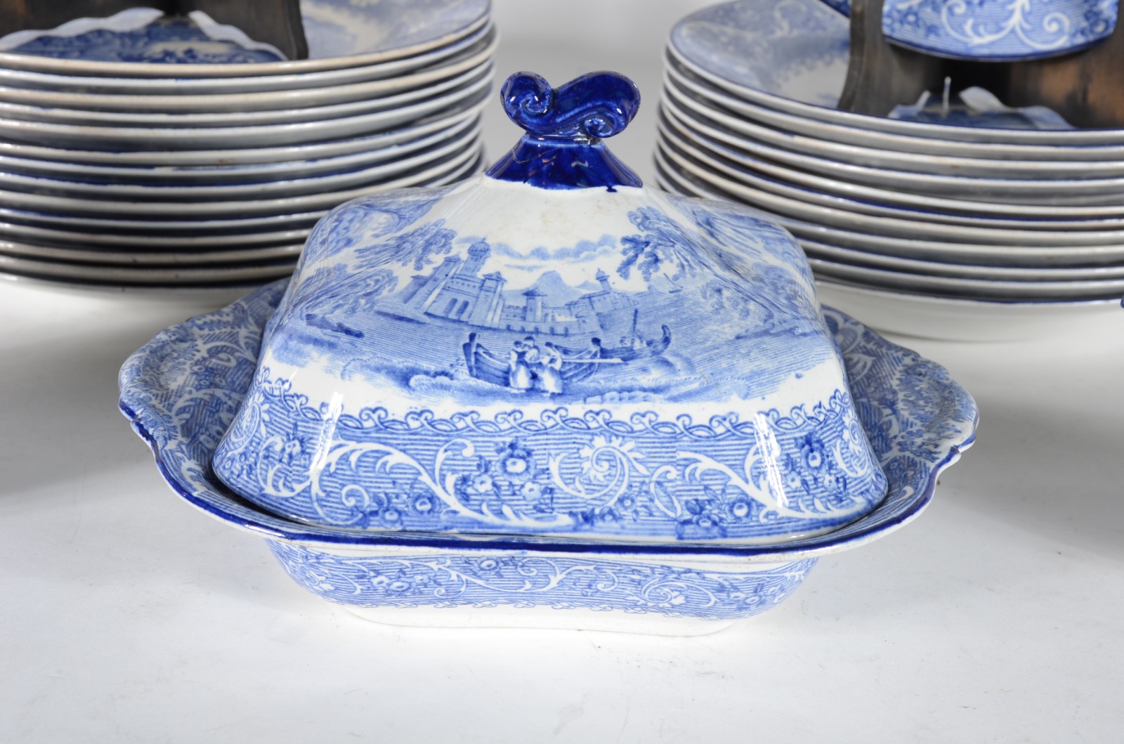 Serviço de jantar de faiança inglesa azul e branca, composto de: 14... - foto 4 de 11