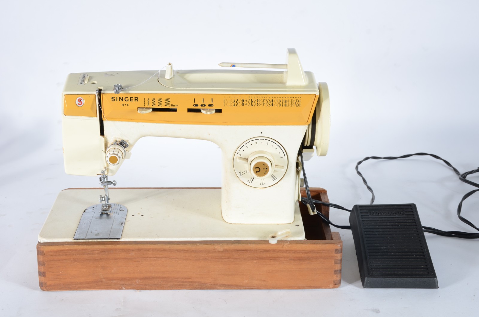 Máquina de costura modelo 974, na bolsa/estojo. Desgastes. - foto 1 de 11