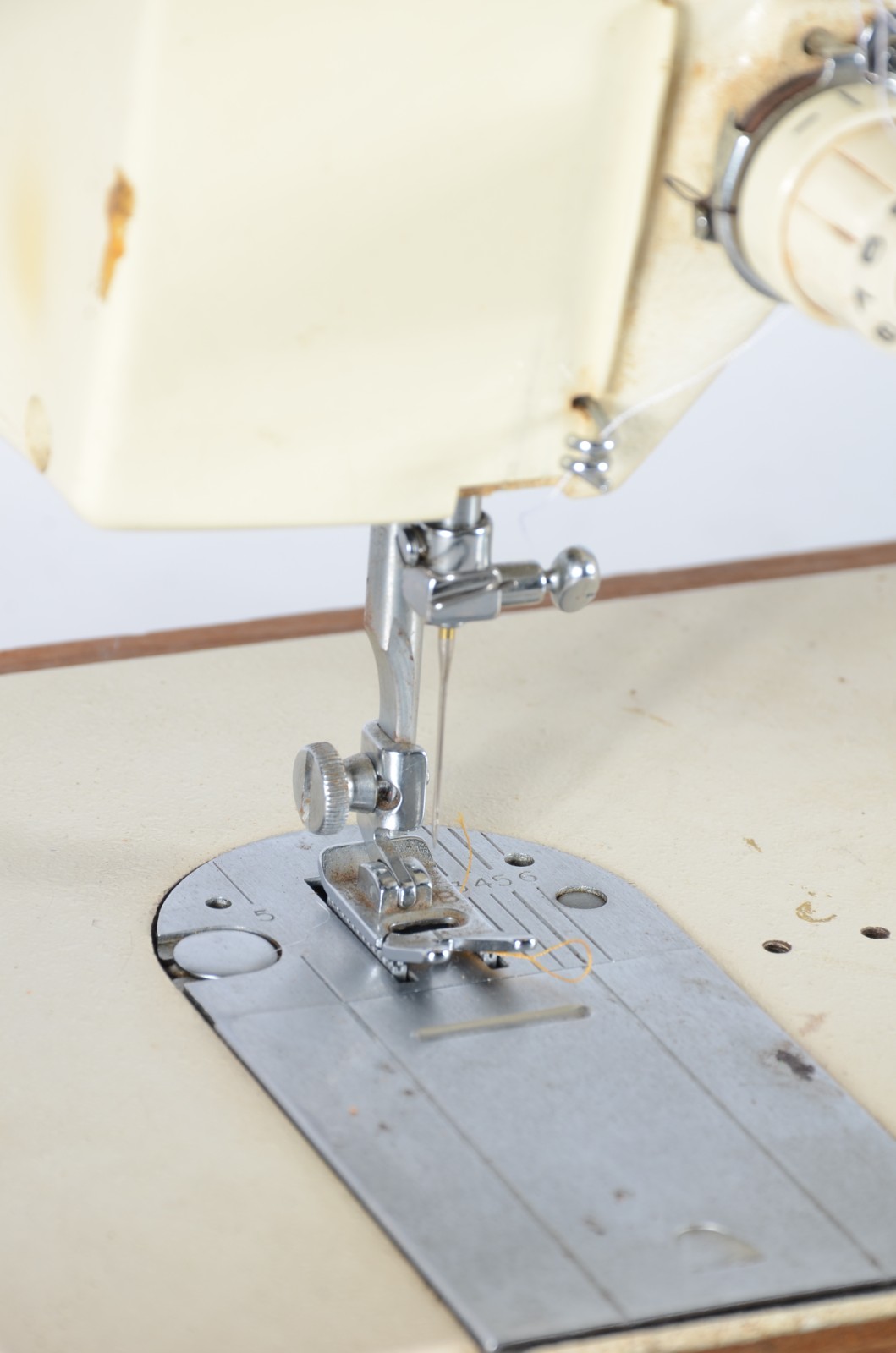 Máquina de costura modelo 974, na bolsa/estojo. Desgastes. - foto 2 de 11