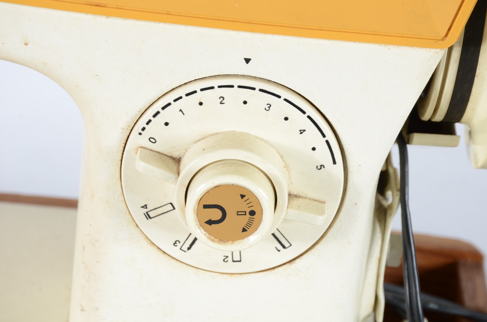 Máquina de costura modelo 974, na bolsa/estojo. Desgastes. - foto 4 de 11
