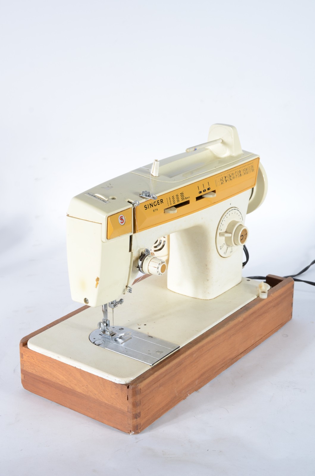Máquina de costura modelo 974, na bolsa/estojo. Desgastes. - foto 6 de 11