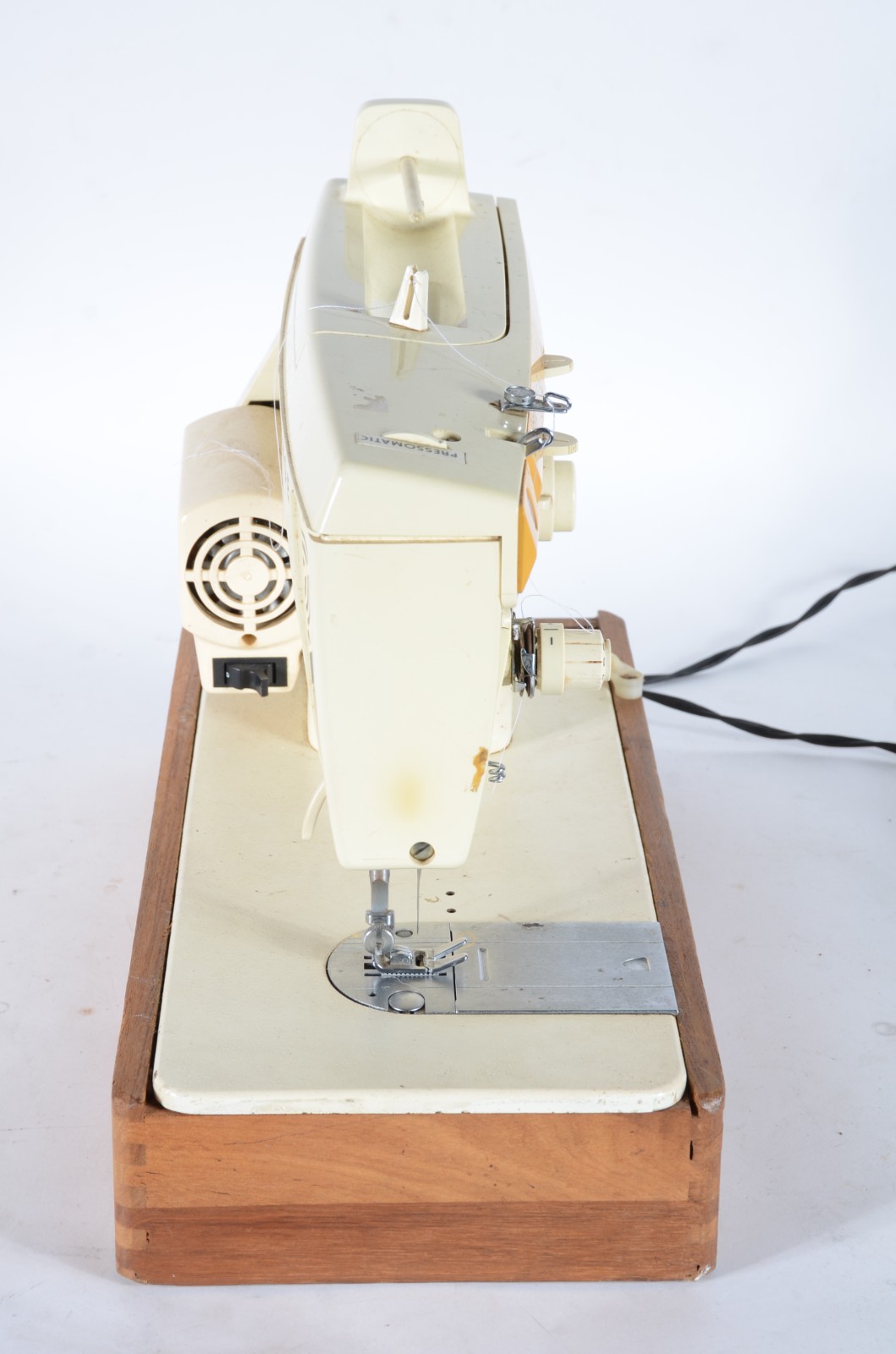 Máquina de costura modelo 974, na bolsa/estojo. Desgastes. - foto 7 de 11