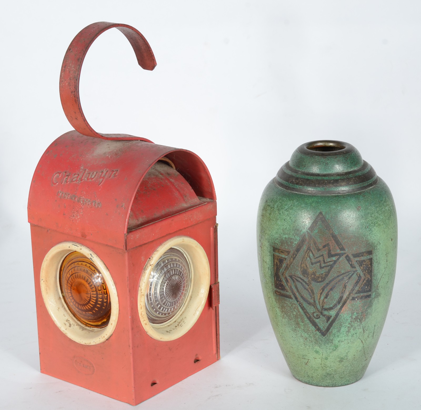 Duas peças, sendo: vaso de metal Christofle decorado com flor e... - foto 1 de 11